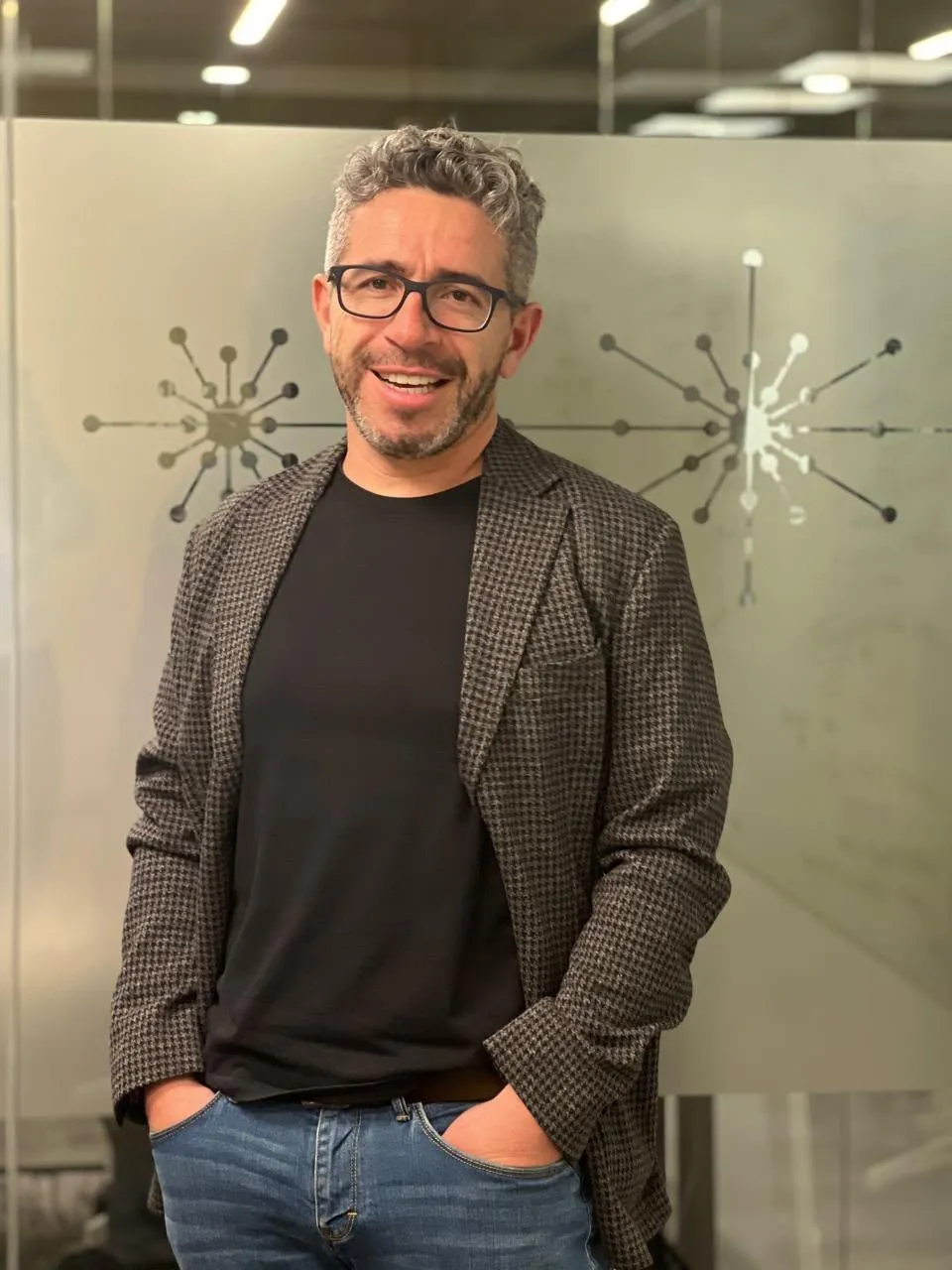 Jorge Rojas sonriendo, con chaqueta y polera negra